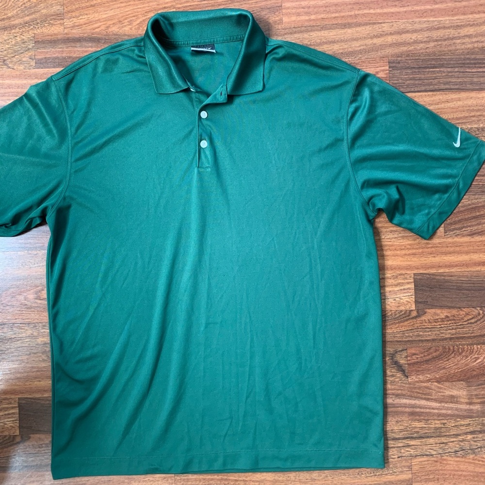 Nike Golf Polo Shirt Men’s size Large Green Has a few tiny pin holes (pictured)